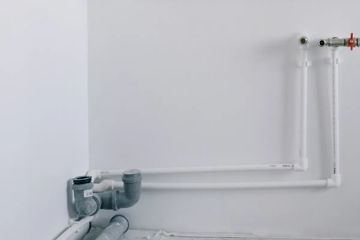 Tuberías de agua y desagües vistos durante una instalación de fontanería